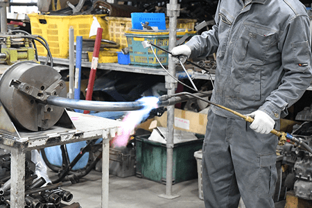 全国でも希少な手曲げマフラー職人