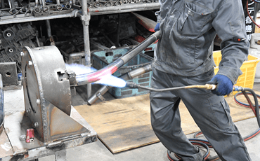 この道20年の手曲げマフラー職人が製作